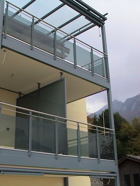 Balkonvorbau aus Stahl mit Glasgeländer