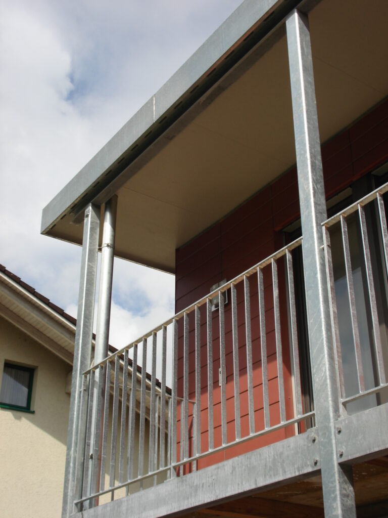 Balkonvorbau mit verzinkten Stakettengeländer