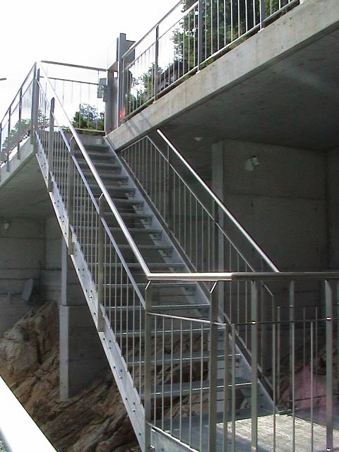 Treppe mit verzinkten Gitterrrosttritten und Chromstahlgeländer