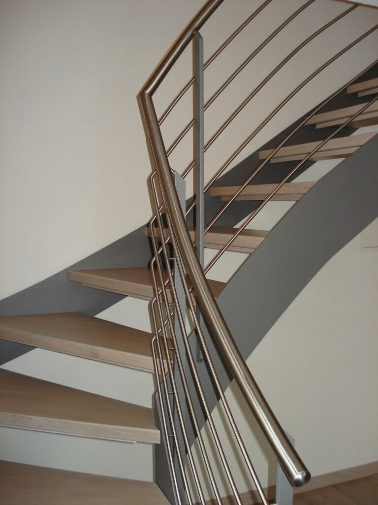 Treppe mit einbrennlackierten Wangen und Pfosten, Chromstahlrundstreben und Chromstahlhandlauf / Tritte aus Holz