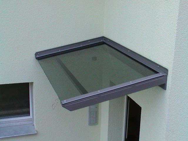 Vordach aus Stahl einbrennlackiert und getöntes Verbundsicherheitsglas